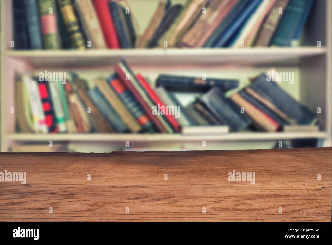 Svuotare tavolo in legno e biblioteca moderna sfondo, display del prodotto montage Foto Stock