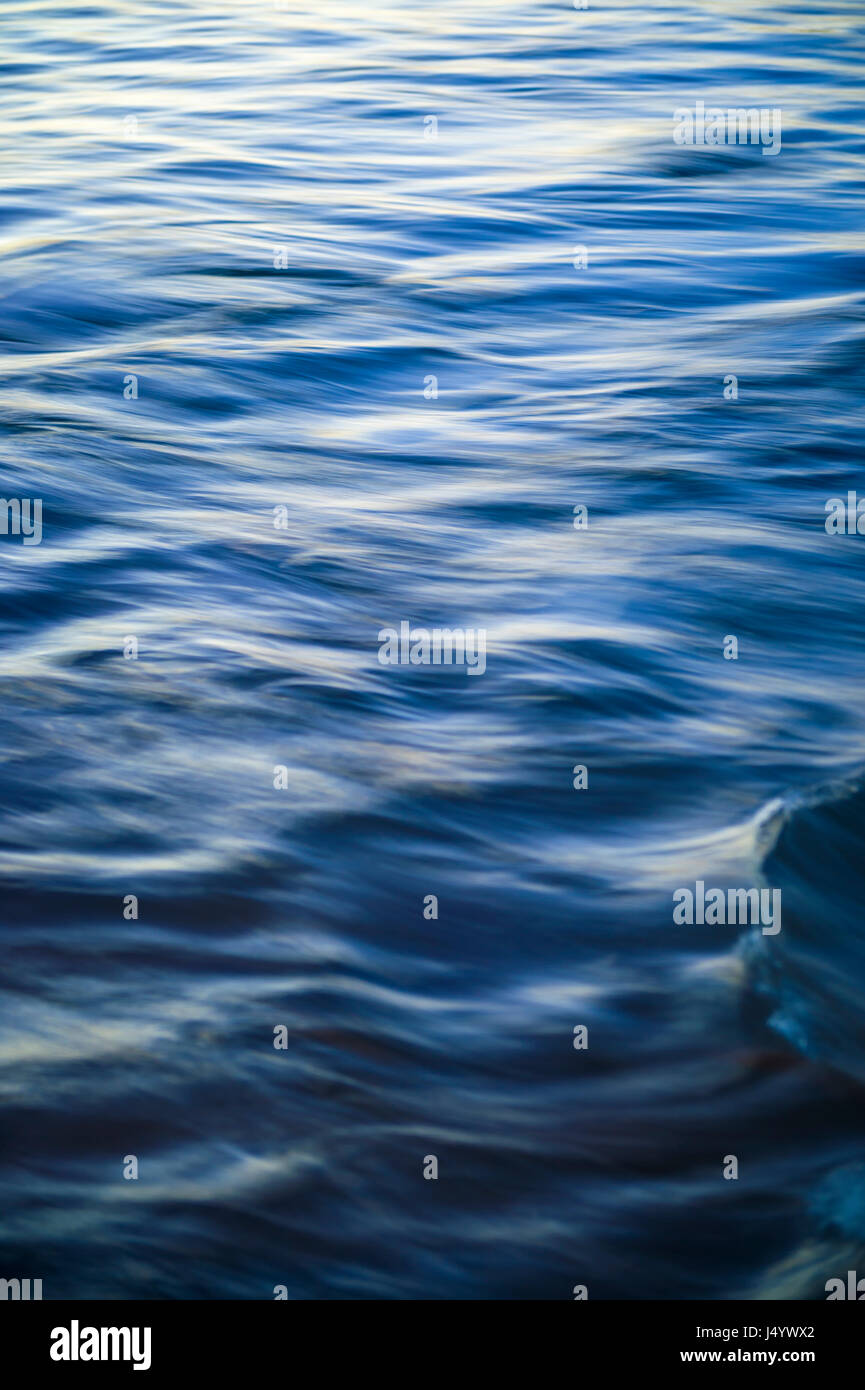 Abstract motion blur sullo sfondo del ripple superficie dell'oceano blu. Rallentare la velocità dello shutter; sfocatura del movimento Foto Stock