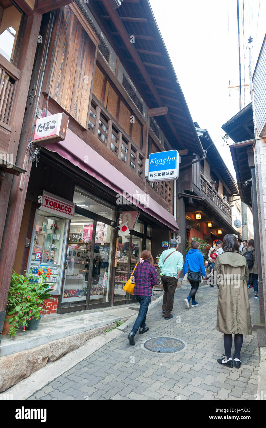 Kobe, Giappone - Marzo 2016: piccolo viale con negozi di souvenir e negozi nella primavera calda village di Arima Onsen a Kobe, Giappone Foto Stock