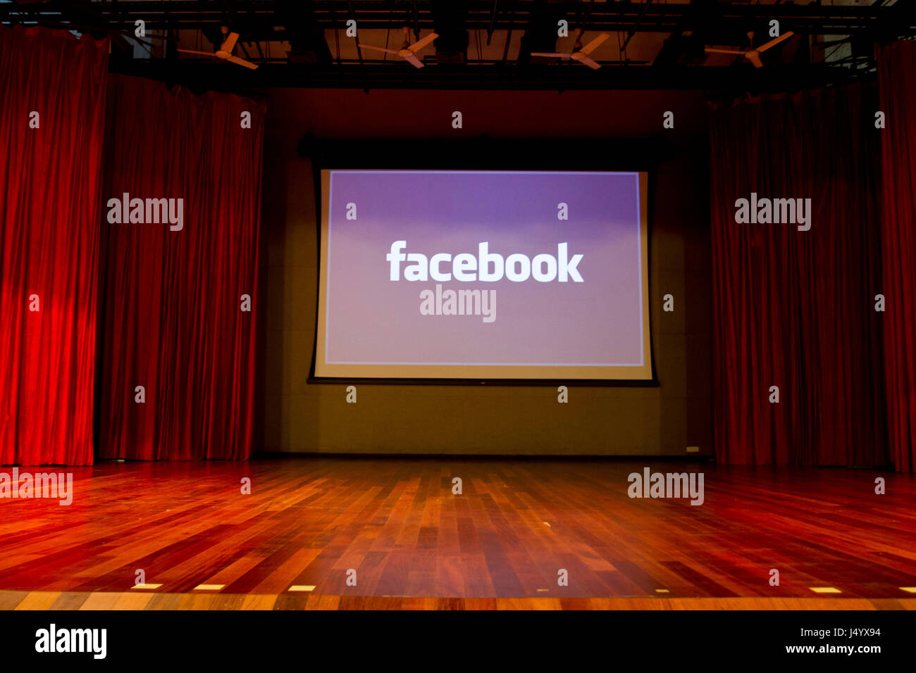 Facebook su schermo proiettore, Mumbai, Maharashtra, India, Asia Foto Stock