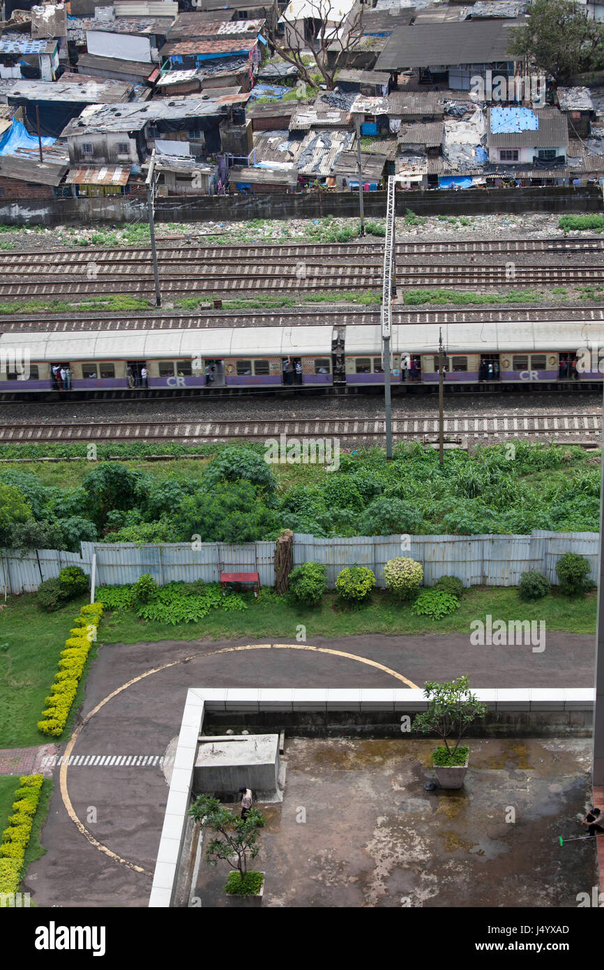 Il binario ferroviario e baraccopoli a vikhroli, Mumbai, Maharashtra, India, Asia Foto Stock