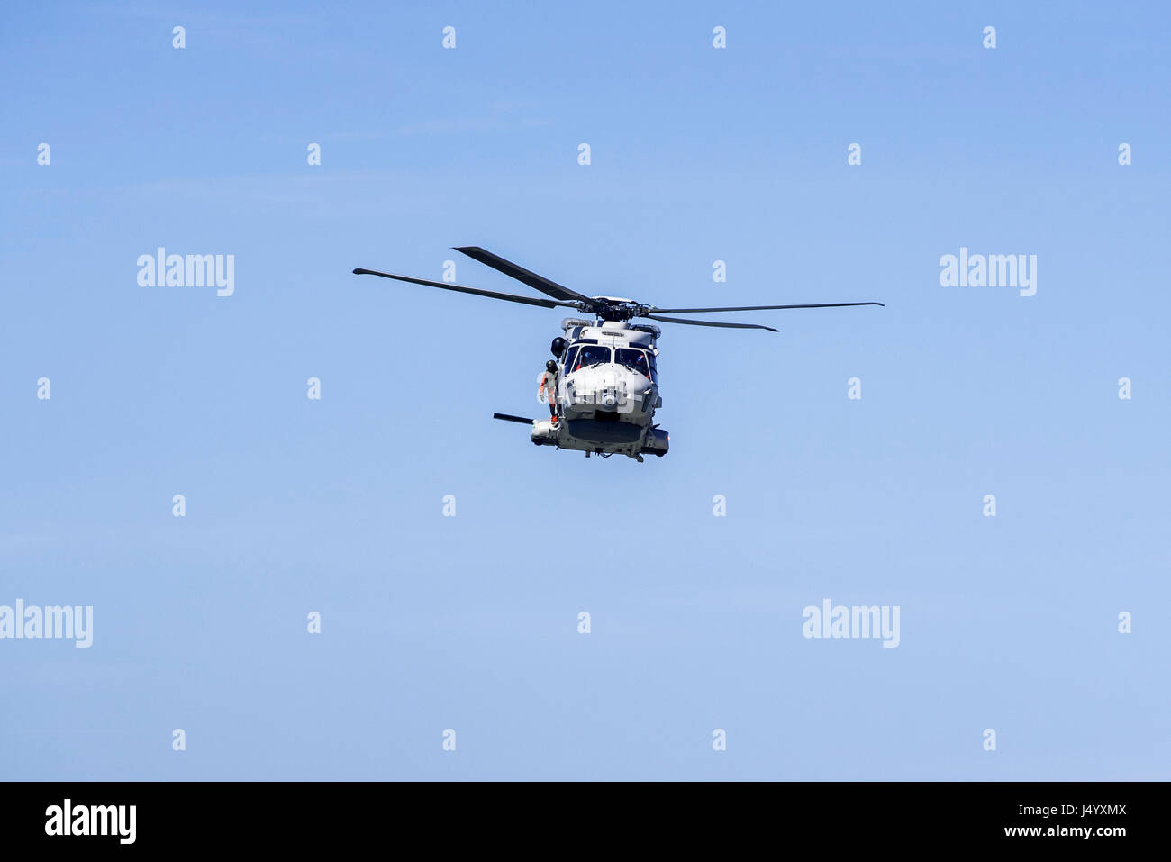 NH90-NFH Caimano fregata nato un elicottero dell'esercito belga componente aria in volo durante la ricerca costiera e la missione di salvataggio Foto Stock