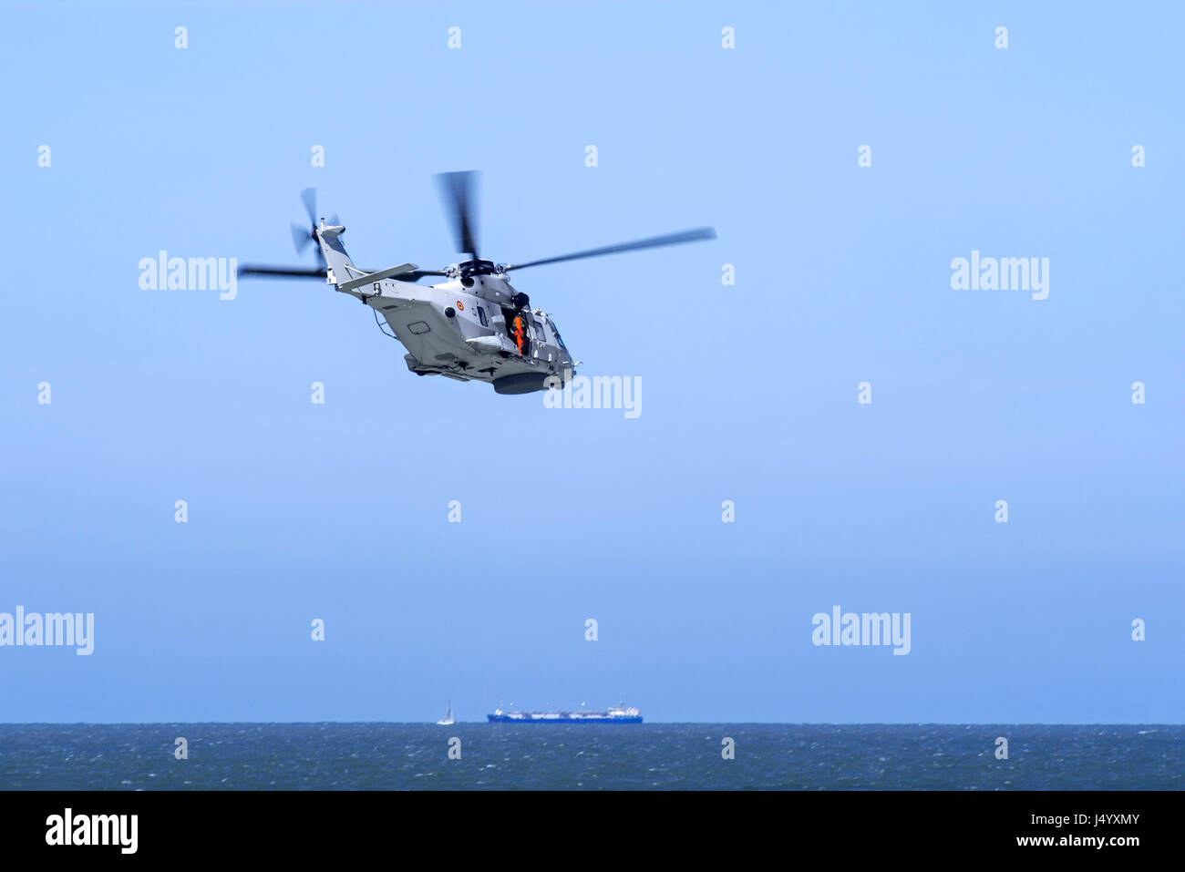 NH90-NFH Caimano fregata NATO Elicottero della Marina belga battenti verso la nave sul mare del Nord durante la ricerca costiera e la missione di salvataggio Foto Stock