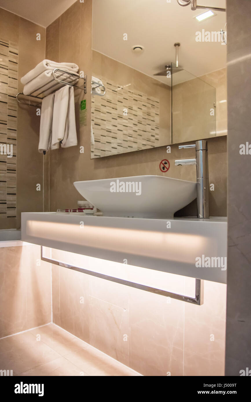 Hotel Di Lusso Stile Di Arredamento Della Stanza Da Bagno E Arredamento Elegante Con Decor Di Stile Moderno Foto Stock Alamy