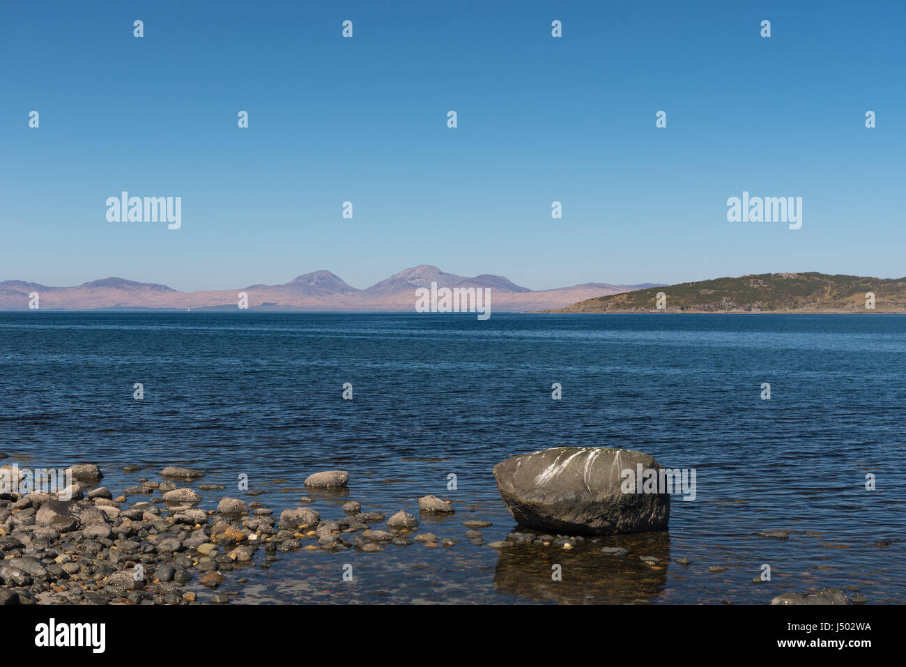 L'Isle of Jura visto da Ormsary su Knapdale Scozia Scotland Foto Stock