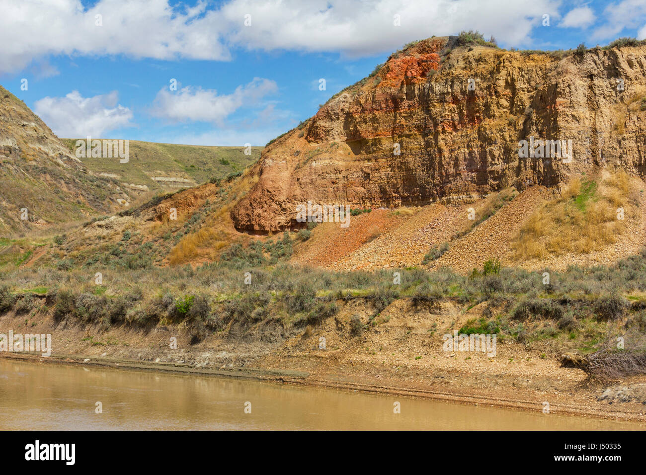 Una vista della valle lungo il cervo rosso del fiume attraverso Drumheller, Alberta, Canada Foto Stock