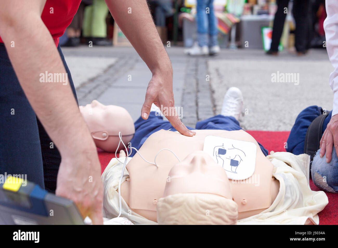 La rianimazione cardiopolmonare - CPR training. Il massaggio cardiaco formazione. Foto Stock