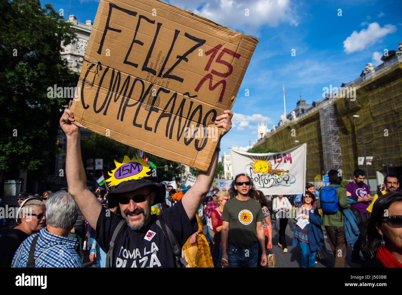 Madrid, Spagna. 14 Maggio, 2017. Un uomo con un cartello che recita "Happy birthday 15M' durante una dimostrazione per il sesto anniversario di 15M movimento sociale in Spagna a Madrid. Credito: Marcos del Mazo/Alamy Live News Foto Stock