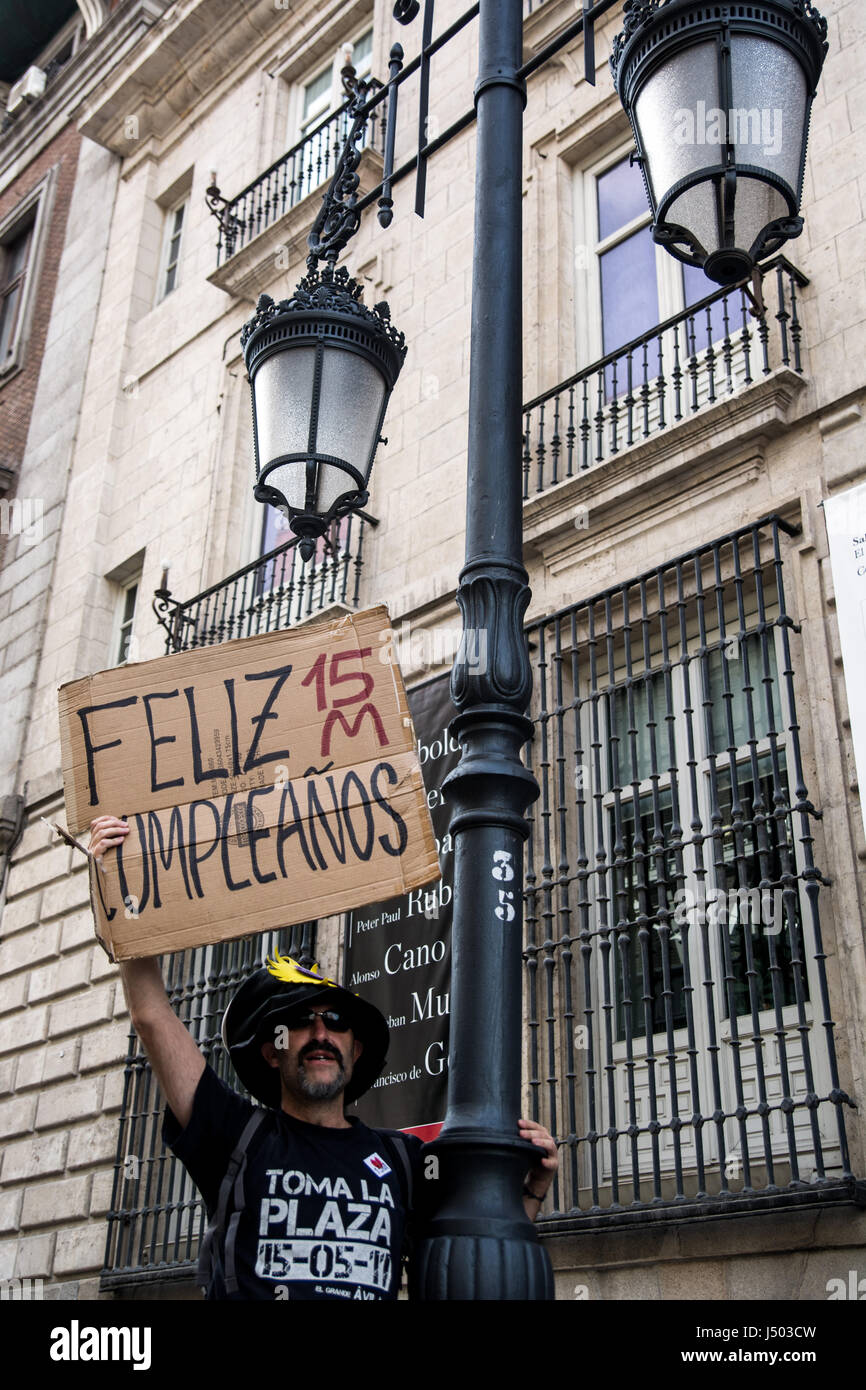 Madrid, Spagna. 14 Maggio, 2017. Un uomo con un cartello che recita "Happy birthday 15M' durante una dimostrazione per il sesto anniversario di 15M movimento sociale in Spagna a Madrid. Credito: Marcos del Mazo/Alamy Live News Foto Stock