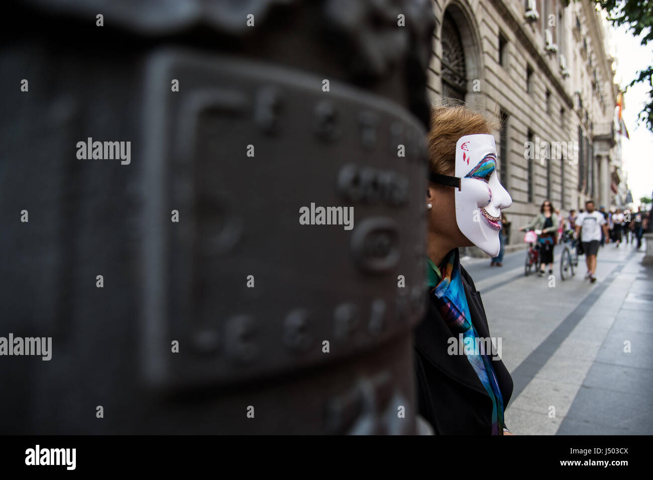 Madrid, Spagna. 14 Maggio, 2017. Una donna con un anonimo maschera durante una dimostrazione per il sesto anniversario di 15M movimento sociale in Spagna a Madrid. Credito: Marcos del Mazo/Alamy Live News Foto Stock
