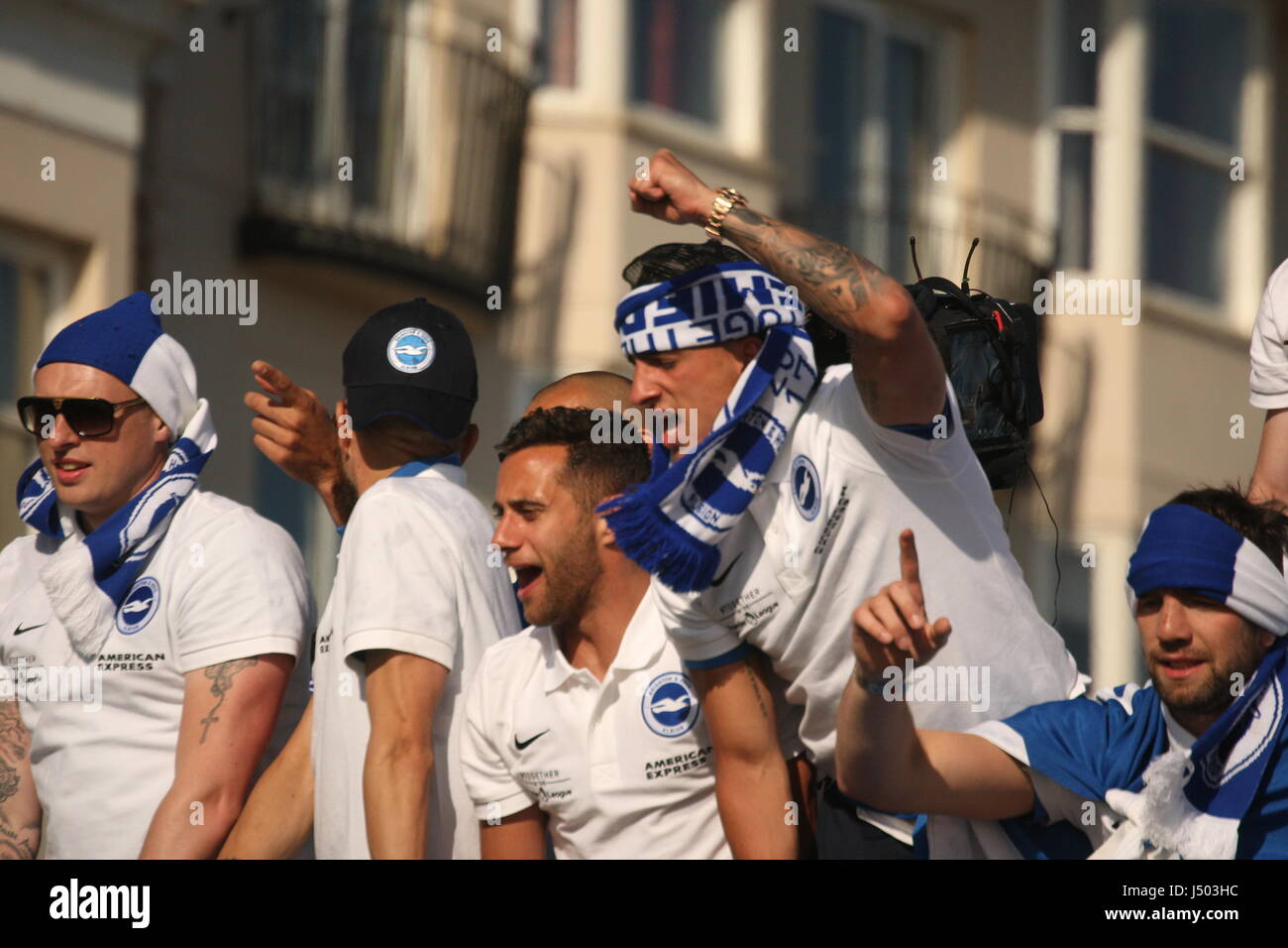 Brighton, Regno Unito. 14 maggio 2017. Gli appassionati di Brighton e Hove Albion Football Club è venuto fuori nel loro migliaia di guardare la squadra di bus-top parade lungo la città della costa di strada. Il team e i tifosi hanno festeggiato la promozione per la premiership. Roland Ravenhill/ Alamy Live News Foto Stock