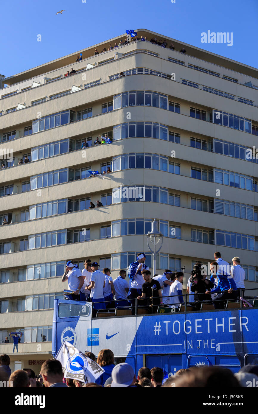 Brighton & Hove, East Sussex, Regno Unito, 14 maggio 2017. Brighton & Hove Albion Football Club sfilata in open-top autobus lungo la Brighton & Hove lungomare dopo la promozione di fissaggio alla Premier League dalla finitura secondo in campionato. Questa è la prima volta dal 1983 che Brighton & Hove Albion giocherà in Inghilterra divisione superiore del. Credito: Clive Jones/Alamy Live News Foto Stock