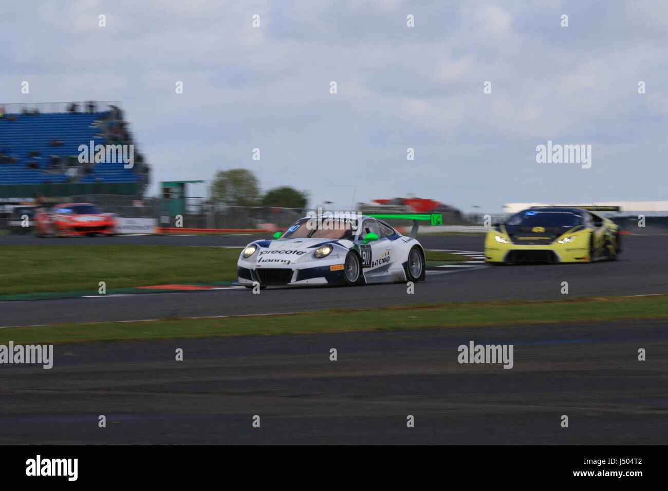 Silverstone, Regno Unito. 14 Maggio, 2017. Spettatori guarda su come il numero 911 Porsche auto di Herberth Motorsport di unità di credito del passato: Parentesi Raval/Alamy Live News Foto Stock