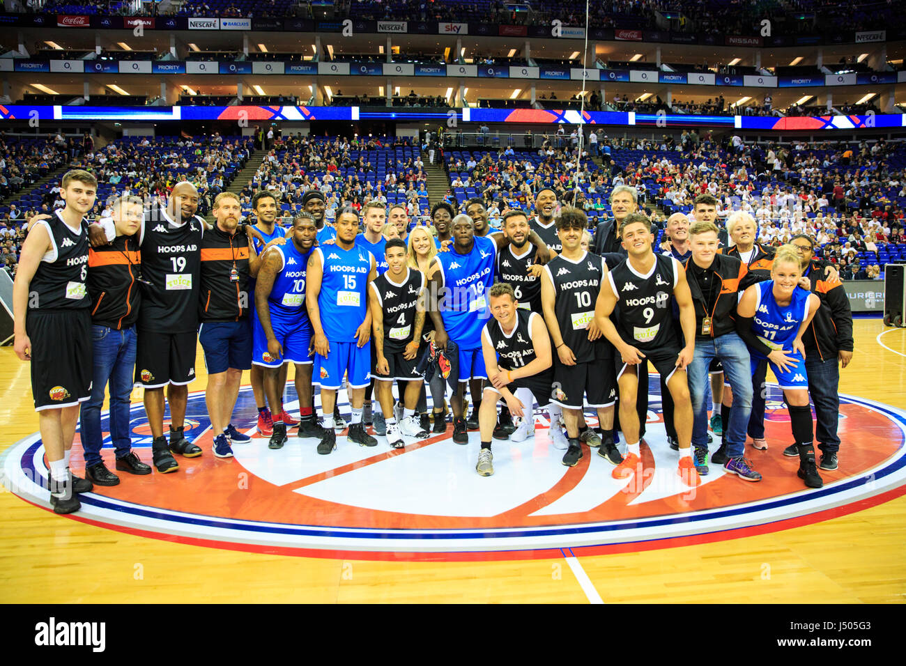 O2 Arena, Londra, Regno Unito, 14 maggio 2017. Celebrità partecipare e giocare nella annuale degli aiuti Hoops Gioco di basket, la raccolta di fondi in aiuto della lancia hagghith's Sports Traider carità. Il gioco avviene prima della BBL league Playoff Final 2017. Credito: Imageplotter News e sport/Alamy Live News Foto Stock