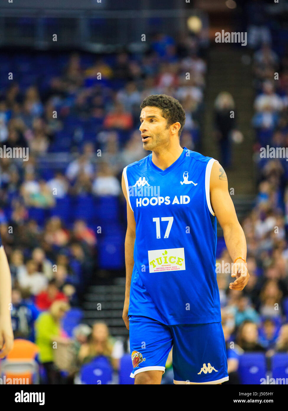 O2 Arena, Londra, Regno Unito, 14 maggio 2017. David James, calciatore, ex portiere in Inghilterra e il calcio pundit, in azione. Celebrità partecipare e giocare nella annuale degli aiuti Hoops Gioco di basket, la raccolta di fondi in aiuto della lancia hagghith's Sports Traider carità. Il gioco avviene prima della BBL league Playoff Final 2017. Credito: Imageplotter News e sport/Alamy Live News Foto Stock