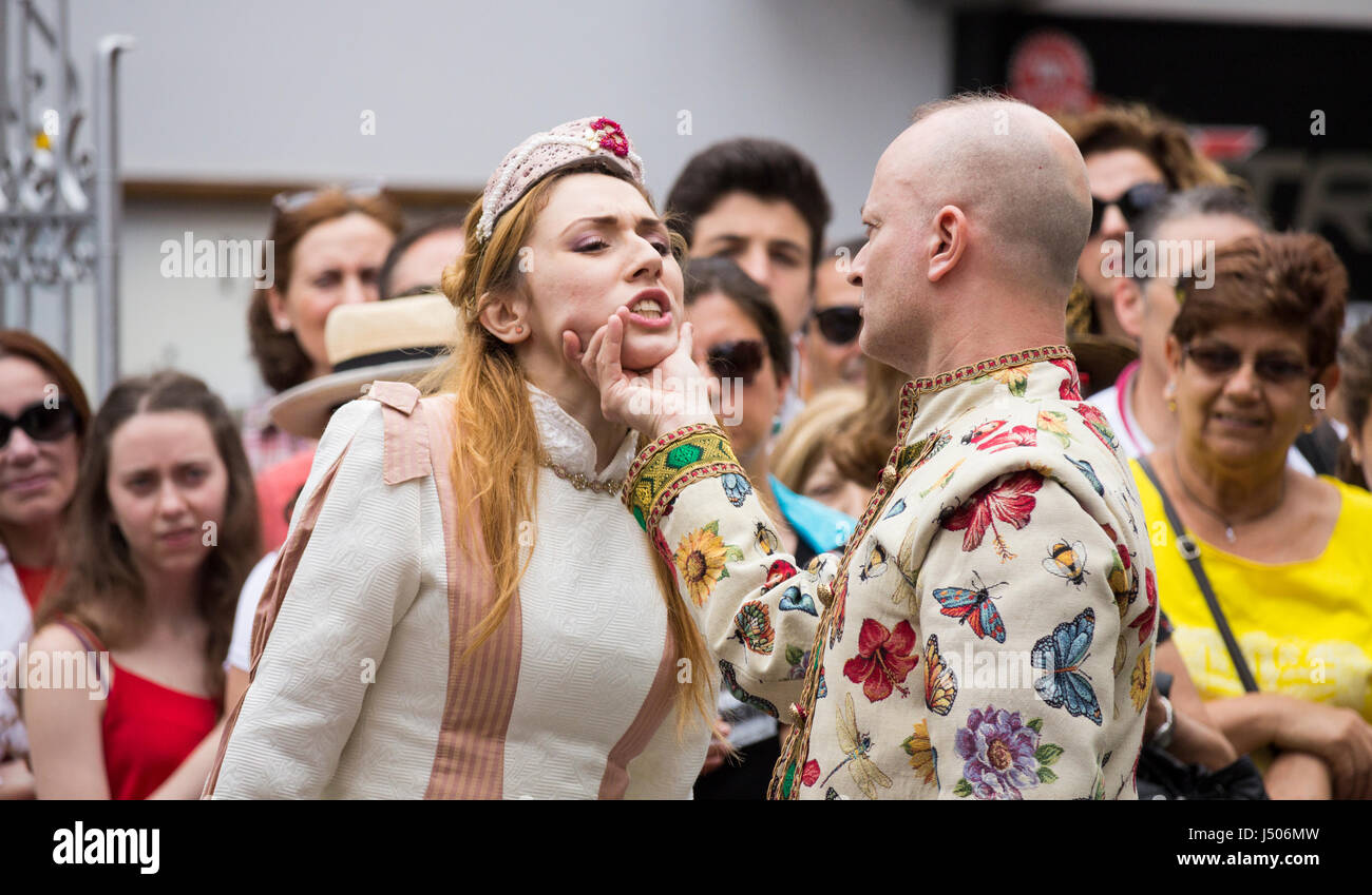 Shakespeare essendo eseguita in strada a Mueca international street art festival in Puerto de la Cruz Tenerife Foto Stock