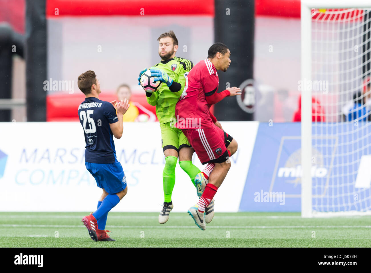 Ottawa, Canada. 13 Maggio, 2017. La Furia di Ottawa FC portiere Callum Irving (1 ) salta per effettuare un salvataggio tra Pittsburgh Riverhounds Hollingsworth Marshall (25) e la Furia FC Onua Thomas Obasi (14) durante la USL match tra Pittsburgh Riverhounds e Ottawa Fury FC a TD Luogo di Ottawa in Canada. Credito: csm/Alamy Live News Foto Stock