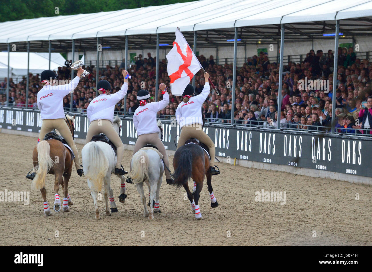 Windsor, Regno Unito. 14 Maggio, 2017. Il Royal Windsor Horse Show 2017 Finale di DAKS Pony club montato giochi Inghilterra team prendere il primo premio della coppa nel castello Arena il giorno finale della Royal Windsor Horse Show Credit Gary Blake/Alamy Live News Foto Stock