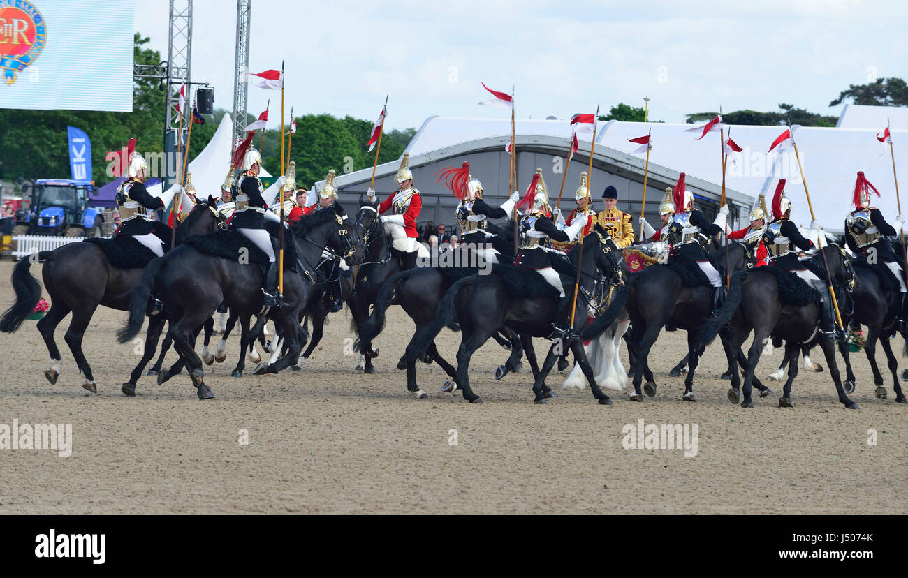 Windsor, Regno Unito. 14 Maggio, 2017. Il Royal Windsor Horse Show 2017 Display 'Musical Ride "della cavalleria della famiglia reggimento nel castello Arena .il giorno finale della Royal Windsor Horse Show Credit Gary Blake/Alamy Live News Foto Stock
