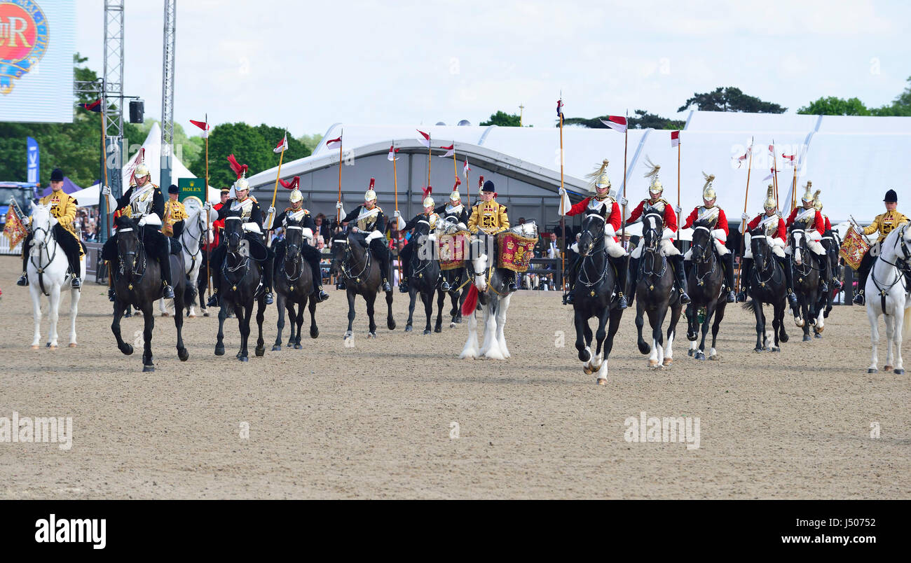 Windsor, Regno Unito. 14 Maggio, 2017. Il Royal Windsor Horse Show 2017 Display 'Musical Ride "della cavalleria della famiglia reggimento nel castello Arena .il giorno finale della Royal Windsor Horse Show Credit Gary Blake/Alamy Live News Foto Stock