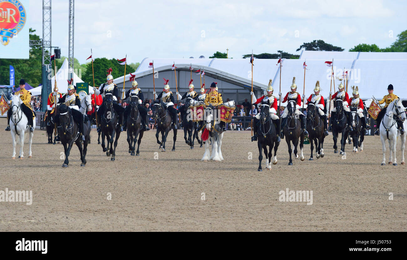 Windsor, Regno Unito. 14 Maggio, 2017. Il Royal Windsor Horse Show 2017 Display 'Musical Ride "della cavalleria della famiglia reggimento nel castello Arena .il giorno finale della Royal Windsor Horse Show Credit Gary Blake/Alamy Live News Foto Stock