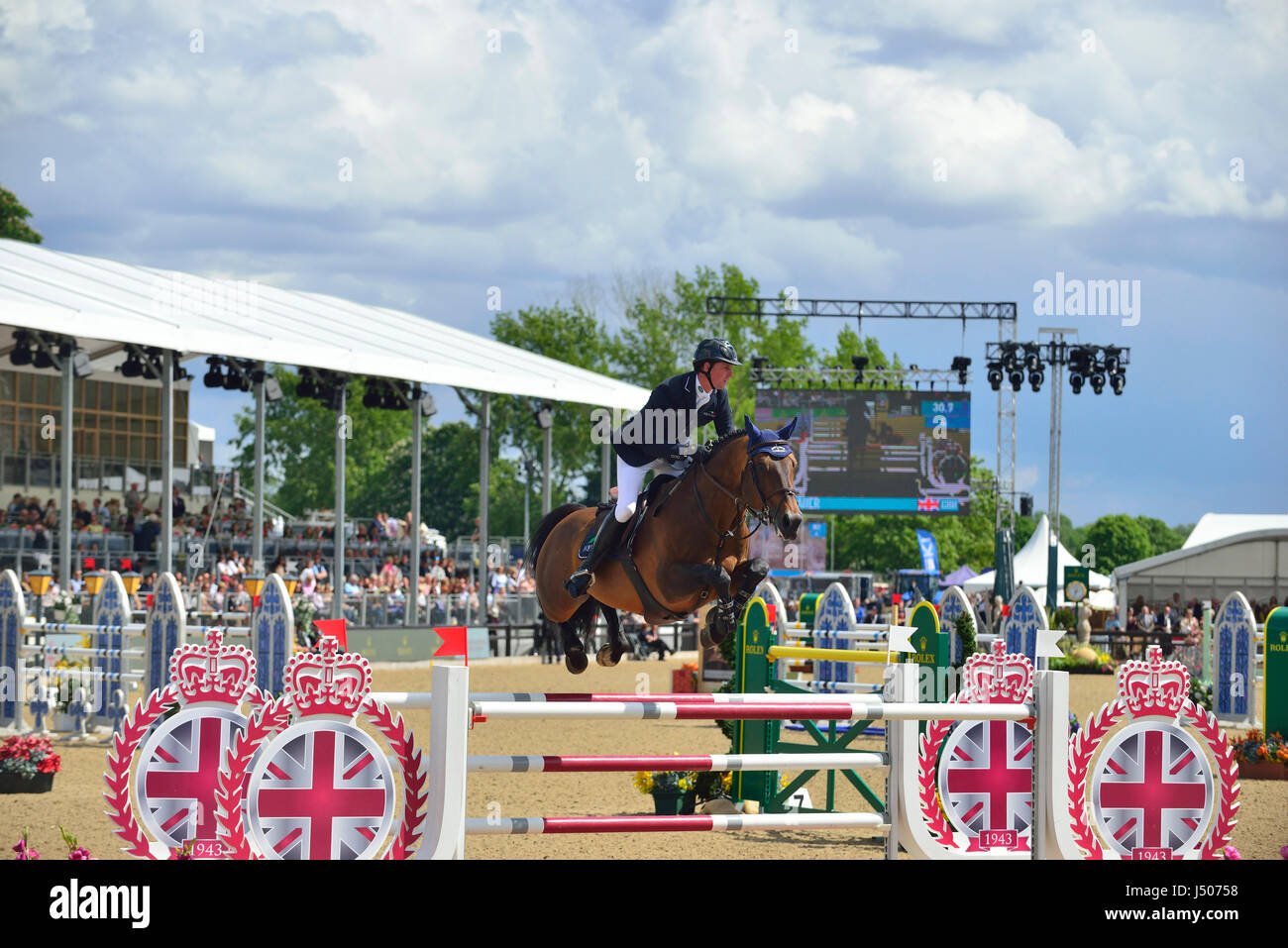 Windsor, Regno Unito. 14 Maggio, 2017. Il Royal Windsor Horse Show 2017 Rolex Grand Prix International Jumping Competition - CSI5* - LR Ben MAHER GBR prende il salto con TIC TAC nel castello Arena il giorno finale della Royal Windsor Horse Show Credit Gary Blake/Alamy Live News Foto Stock