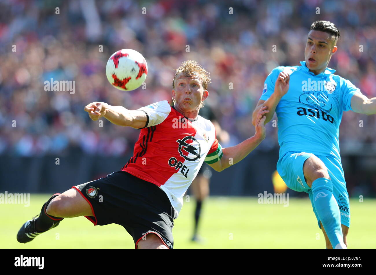 Rotterdam, Paesi Bassi. 14 Maggio, 2017. Feyenoord Rotterdam Dirk Kuyt spara la sfera durante l'olandese Eredivisie match tra Feyenoord Rotterdam e Heracles Almelo a Rotterdam, Paesi Bassi, 14 maggio 2017. Credito: Gong Bing/Xinhua/Alamy Live News Foto Stock