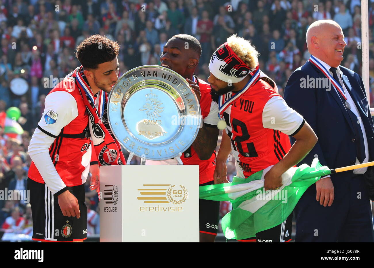 Rotterdam, Paesi Bassi. 14 Maggio, 2017. I giocatori del Feyenoord Rotterdam guarda il trofeo prima della cerimonia di premiazione di Eredivisie olandese corrispondono a Rotterdam, Paesi Bassi, 14 maggio 2017. Credito: Gong Bing/Xinhua/Alamy Live News Foto Stock