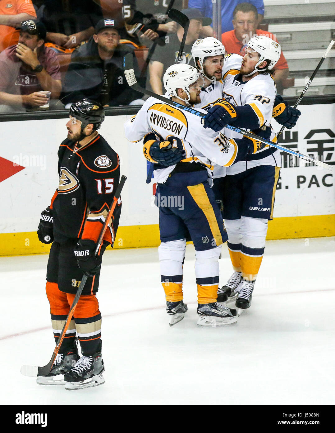 Anaheim, Stati Uniti d'America. 14 Maggio, 2017. I giocatori di Nashville Predators (R) celebrare rigature durante il gioco due della Western Conference finale del 2017 Stanley Cup Playoffs contro Anaheim Ducks di Anaheim, Stati Uniti, 14 maggio 2017. Anaheim Ducks ha vinto 5-3. Credito: Zhao Hanrong/Xinhua/Alamy Live News Foto Stock