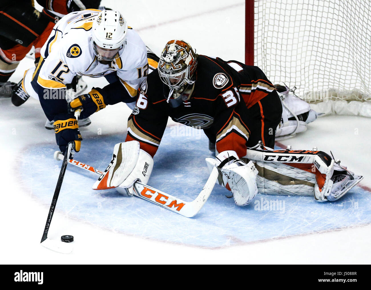 Anaheim, Stati Uniti d'America. 14 Maggio, 2017. John Gibson (R) di Anaheim Ducks tenta di bloccare Mike Fiher di Nashville Predators durante il gioco due della Western Conference finale del 2017 Stanley Cup playoff nella Anaheim, Stati Uniti, 14 maggio 2017. Anaheim Ducks ha vinto 5-3. Credito: Zhao Hanrong/Xinhua/Alamy Live News Foto Stock