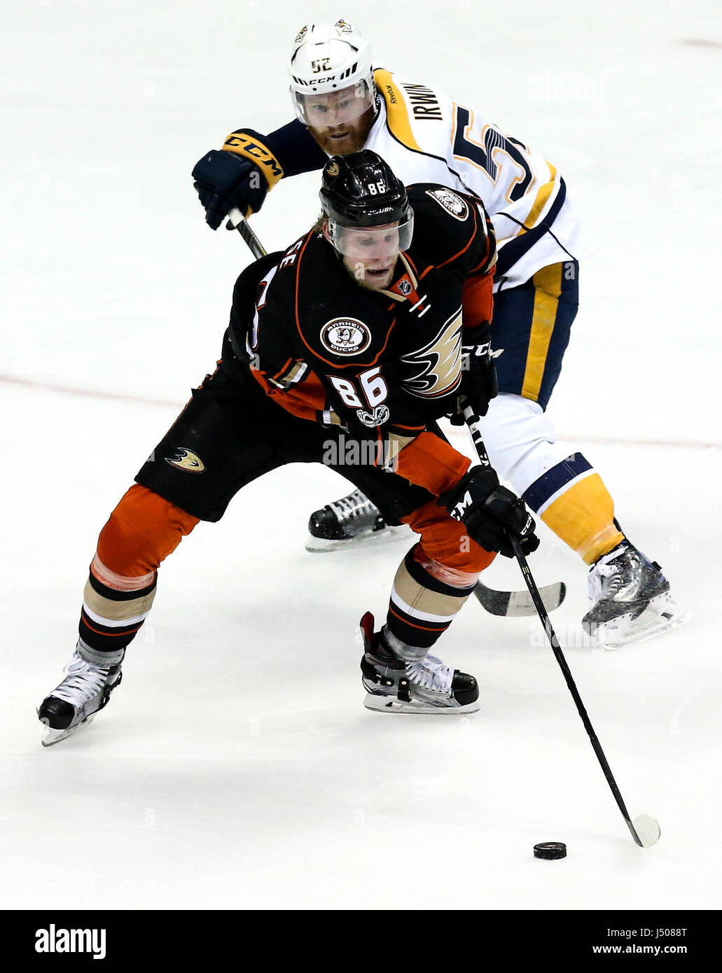 Anaheim, Stati Uniti d'America. 14 Maggio, 2017. Ondrej Kase (anteriore) di Anaheim Ducks e Matt Irwin di Nashville Predators competere durante il loro gioco due della Western Conference finale del 2017 Stanley Cup playoff nella Anaheim, Stati Uniti, 14 maggio 2017. Anaheim Ducks ha vinto 5-3. Credito: Zhao Hanrong/Xinhua/Alamy Live News Foto Stock