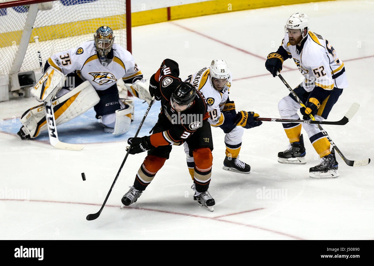 Anaheim, Stati Uniti d'America. 14 Maggio, 2017. Nick Ritchie (anteriore) di Anaheim Ducks germogli durante il gioco due della Western Conference finale del 2017 Stanley Cup Playoffs contro Nashville Predators in Anaheim, Stati Uniti, 14 maggio 2017. Anaheim Ducks ha vinto 5-3. Credito: Zhao Hanrong/Xinhua/Alamy Live News Foto Stock
