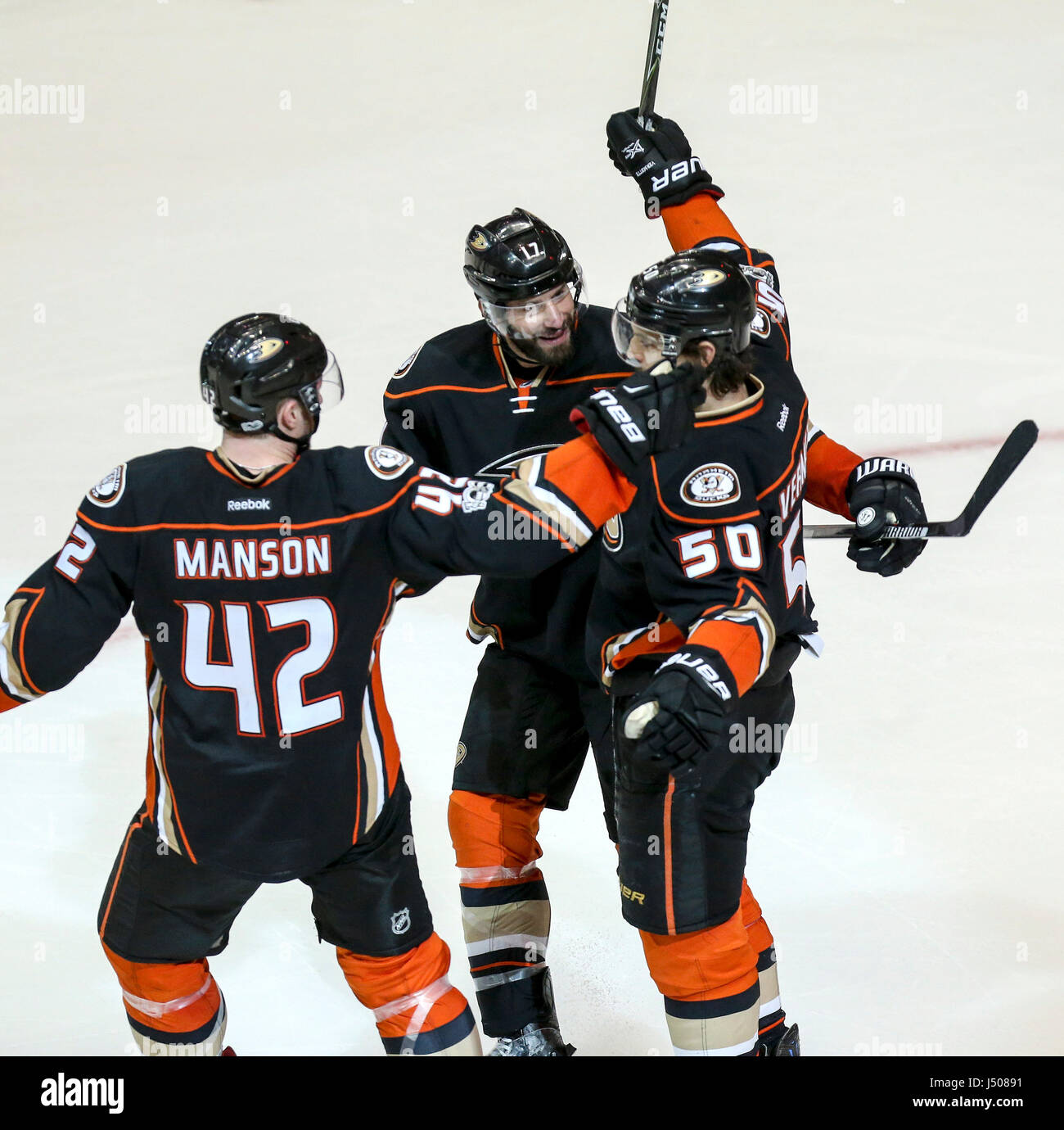 Anaheim, Stati Uniti d'America. 14 Maggio, 2017. I giocatori di Anaheim Ducks celebrare rigature durante il gioco due della Western Conference finale del 2017 Stanley Cup Playoffs contro Nashville Predators in Anaheim, Stati Uniti, 14 maggio 2017. Anaheim Ducks ha vinto 5-3. Credito: Zhao Hanrong/Xinhua/Alamy Live News Foto Stock