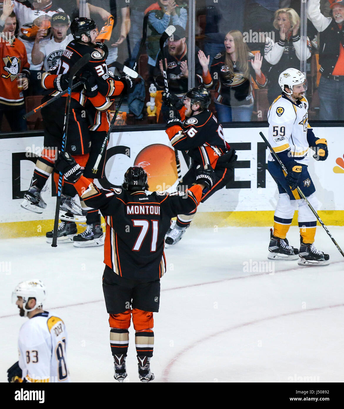 Anaheim, Stati Uniti d'America. 14 Maggio, 2017. I giocatori di Anaheim Ducks celebrare rigature durante il gioco due della Western Conference finale del 2017 Stanley Cup Playoffs contro Nashville Predators in Anaheim, Stati Uniti, 14 maggio 2017. Anaheim Ducks ha vinto 5-3. Credito: Zhao Hanrong/Xinhua/Alamy Live News Foto Stock