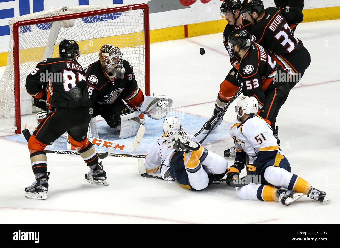 Anaheim, Stati Uniti d'America. 14 Maggio, 2017. John Gibson (2 L) di Anaheim Ducks salva durante il gioco due della Western Conference finale del 2017 Stanley Cup Playoffs contro Nashville Predators in Anaheim, Stati Uniti, 14 maggio 2017. Anaheim Ducks ha vinto 5-3. Credito: Zhao Hanrong/Xinhua/Alamy Live News Foto Stock