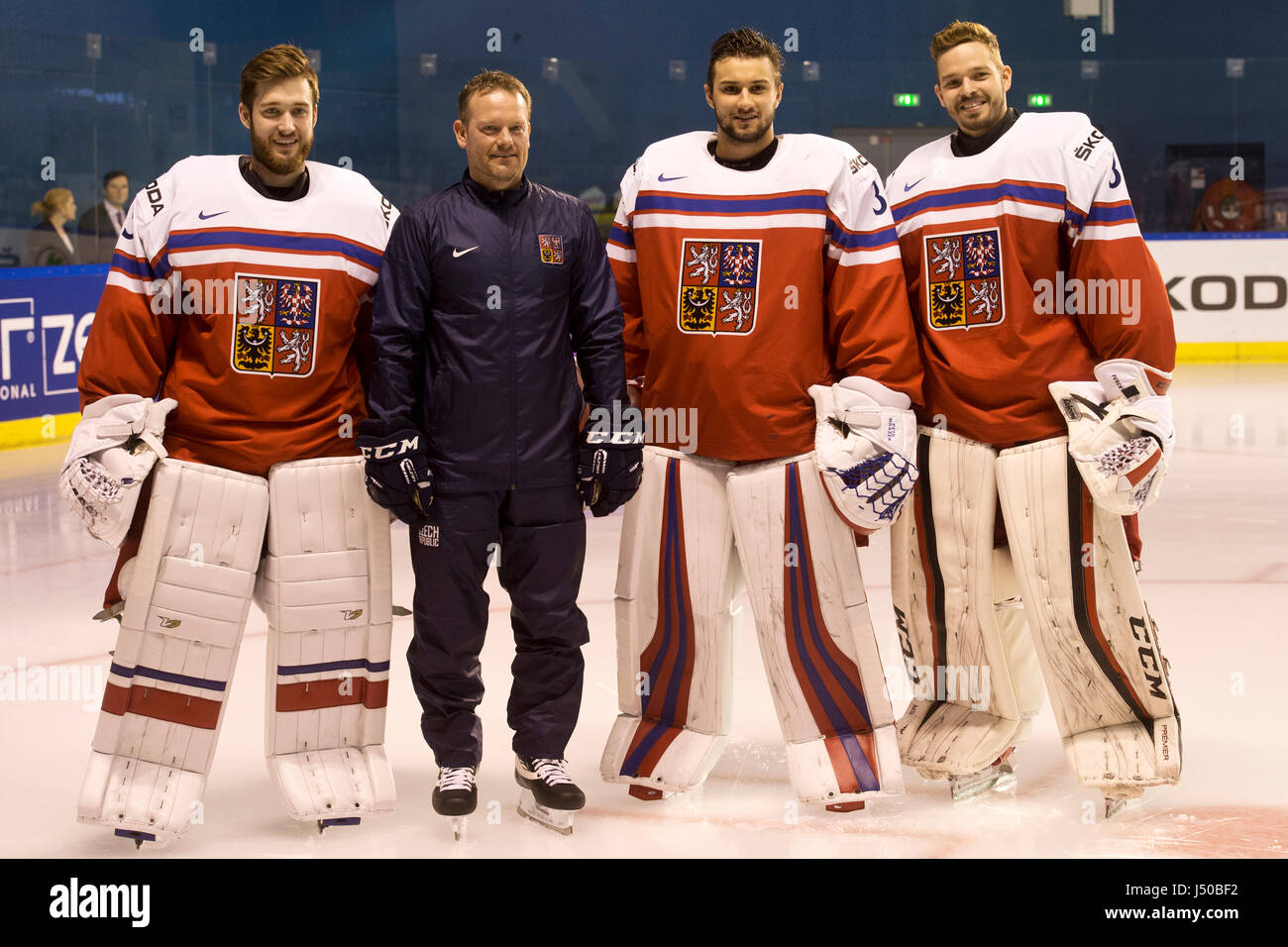 Hockey ceca portieri L-R PAVEL FRANCOUZ, PETR MRAZEK, DOMINIK FURCH e coach PETR JAROS (seconda a sinistra) in azione durante la sessione di formazione della Repubblica ceca squadra nazionale, i Campionati Mondiali di hockey su ghiaccio a Parigi, in Francia, il 15 maggio 2017. (CTK foto/Michal Kamaryt) Foto Stock