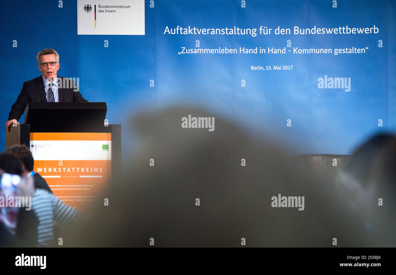 Ministro tedesco degli Interni Thomas de Maiziere (CDU) intervenendo a teh inizio del concorso nazionale per l'integrazione degli immigrati "Zusammenleben mano nella mano - Kommunen gestalten" di Berlino, Germania, 15 maggio 2017. Foto: Sophia Kembowski/dpa Foto Stock