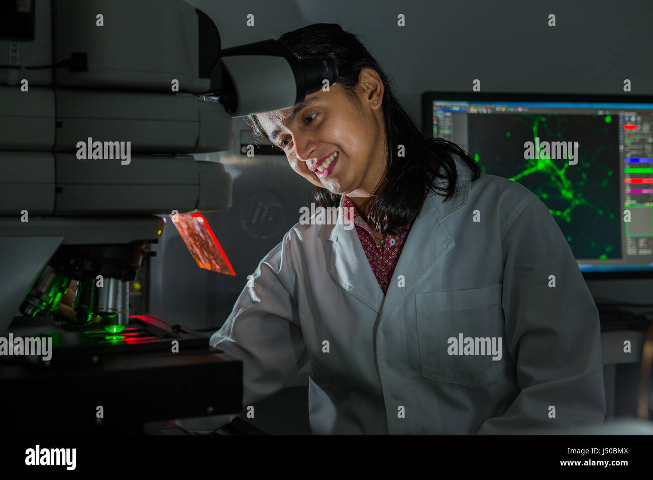 (170515) -- CANBERRA, 15 maggio 2017 (Xinhua) -- la foto non datata fornito dalla Australian National University (ANU) mostra il dott. Vini Gautam dalla ricerca alla Scuola di Ingegneria del ANU facendo ricerca per il cervello le cellule che crescono su wafer di semiconduttore che è stato modellato con nanofili. I ricercatori del ANU hanno sviluppato una svolta nel consentire le cellule cerebrali a 'crescere e formare circuiti prevedibili' in uno sviluppo che potrebbe portare alla creazione di protesi per l'organo vitale. (Xinhua/ANU)(GL) Foto Stock