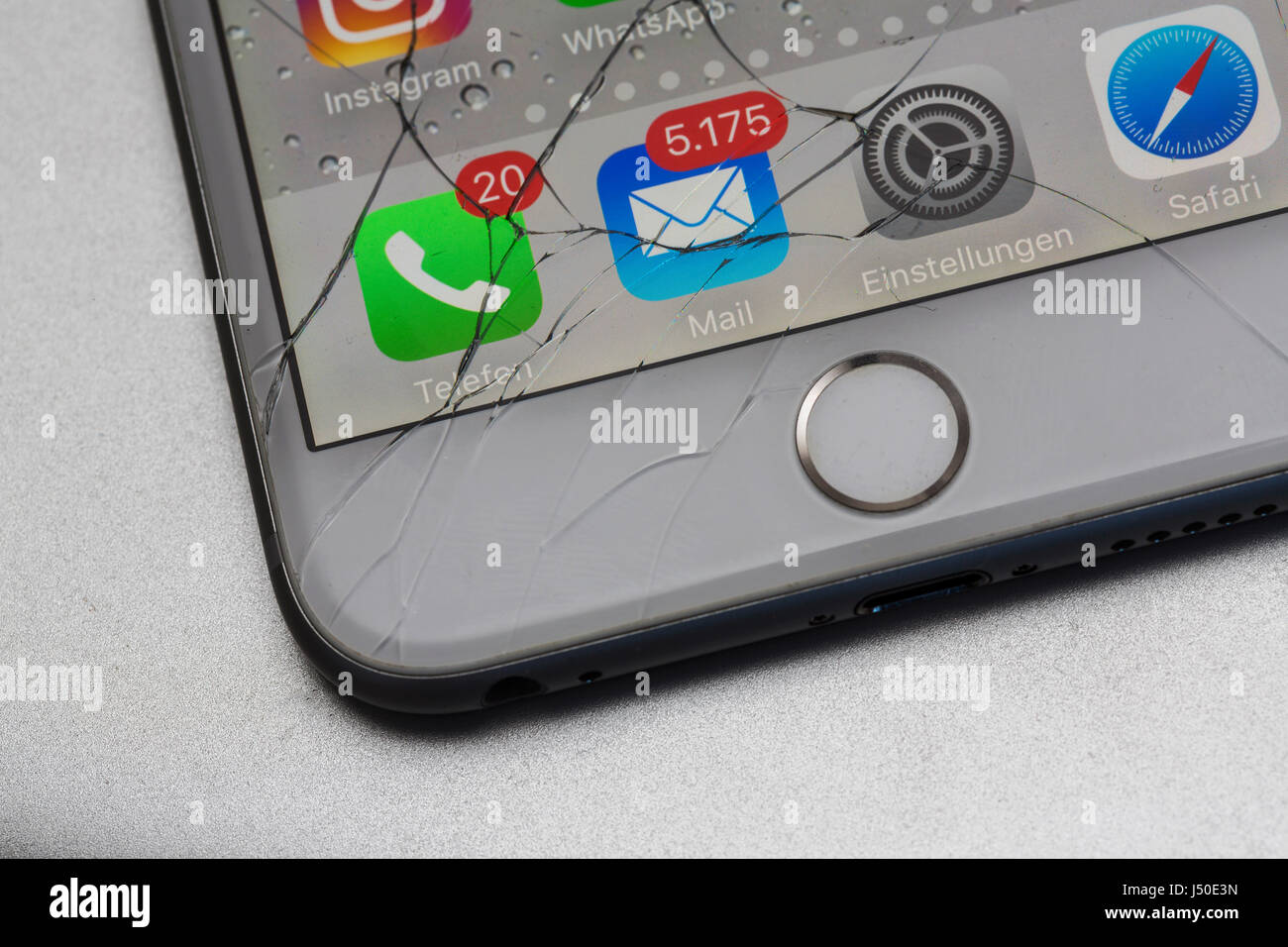 Il display rotto: il vetro rotto su uno smartphone, iPhone 6 Plus Foto  stock - Alamy