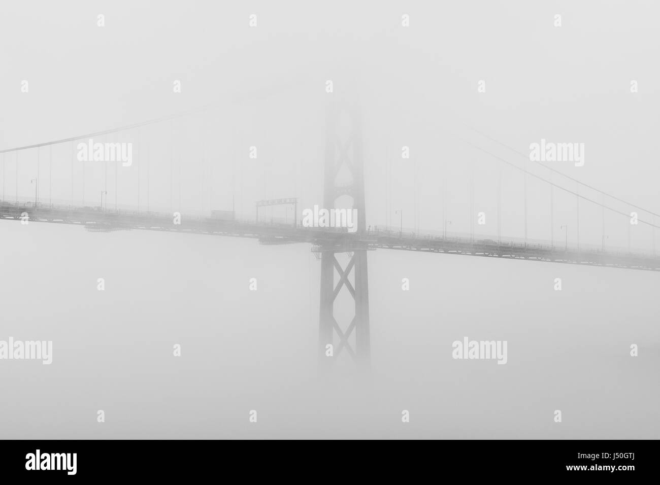 Oscurata dalla nebbia, Angus L. Macdonald ponte attraversa il porto di Halifax, Nova Scotia, Canada. Foto Stock