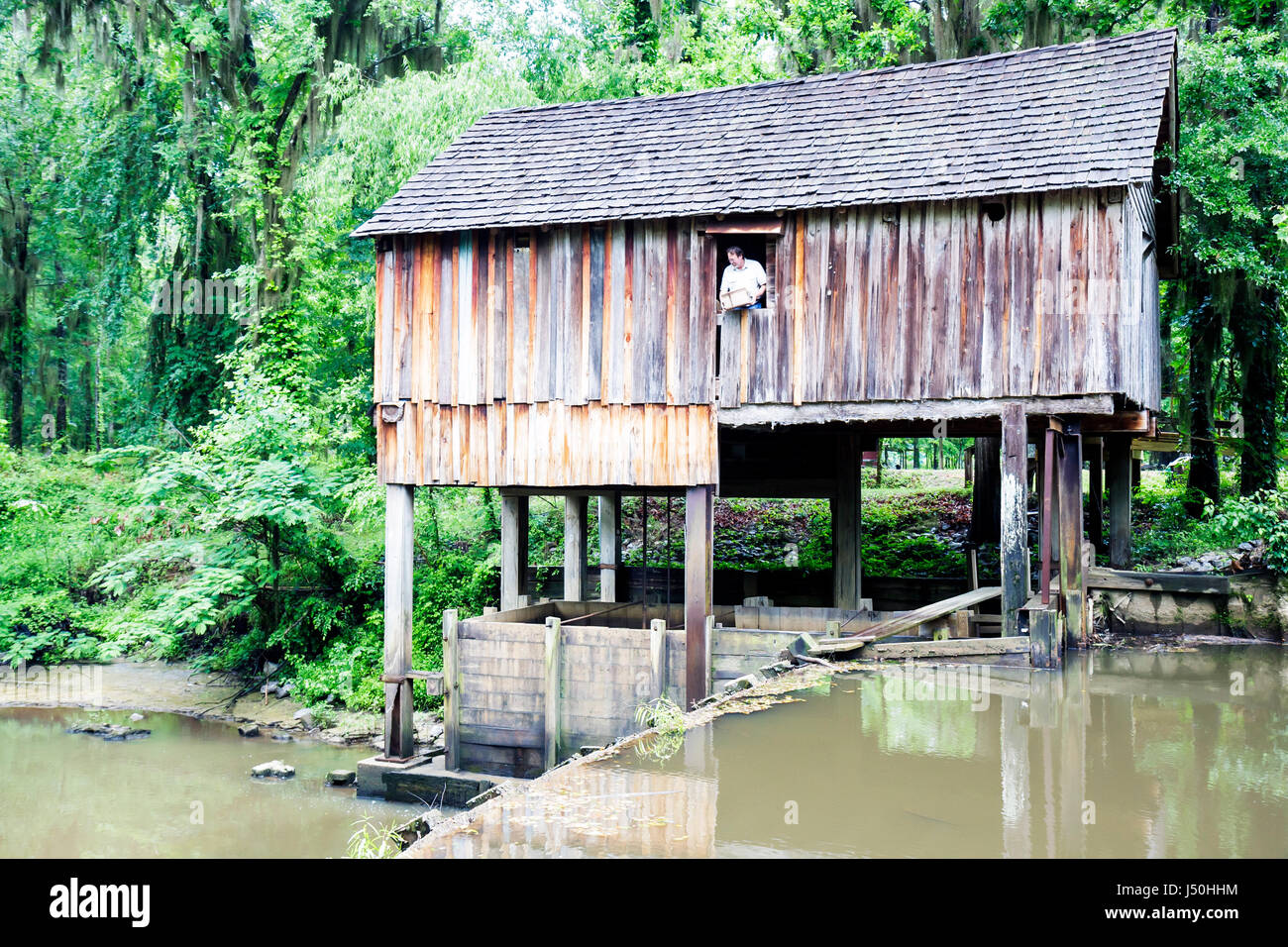 Alabama, Beatrice, Rikard's Mill, mulino a grano ad acqua, museo, costruito 1845, uomo uomini maschio adulti, Flat Creek, legno, macinazione, tavola e batten, sotto nuovo Foto Stock