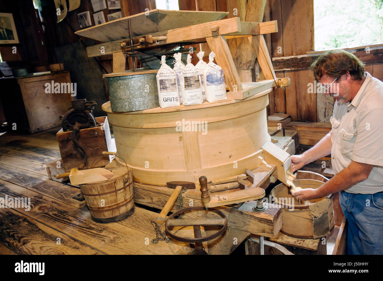 Alabama, Beatrice, Rikard's Mill, mulino a grano ad acqua, museo, costruito 1845, uomo uomini maschio adulti, Flat Creek, legno, macinazione, tavola e batten, sotto nuovo Foto Stock