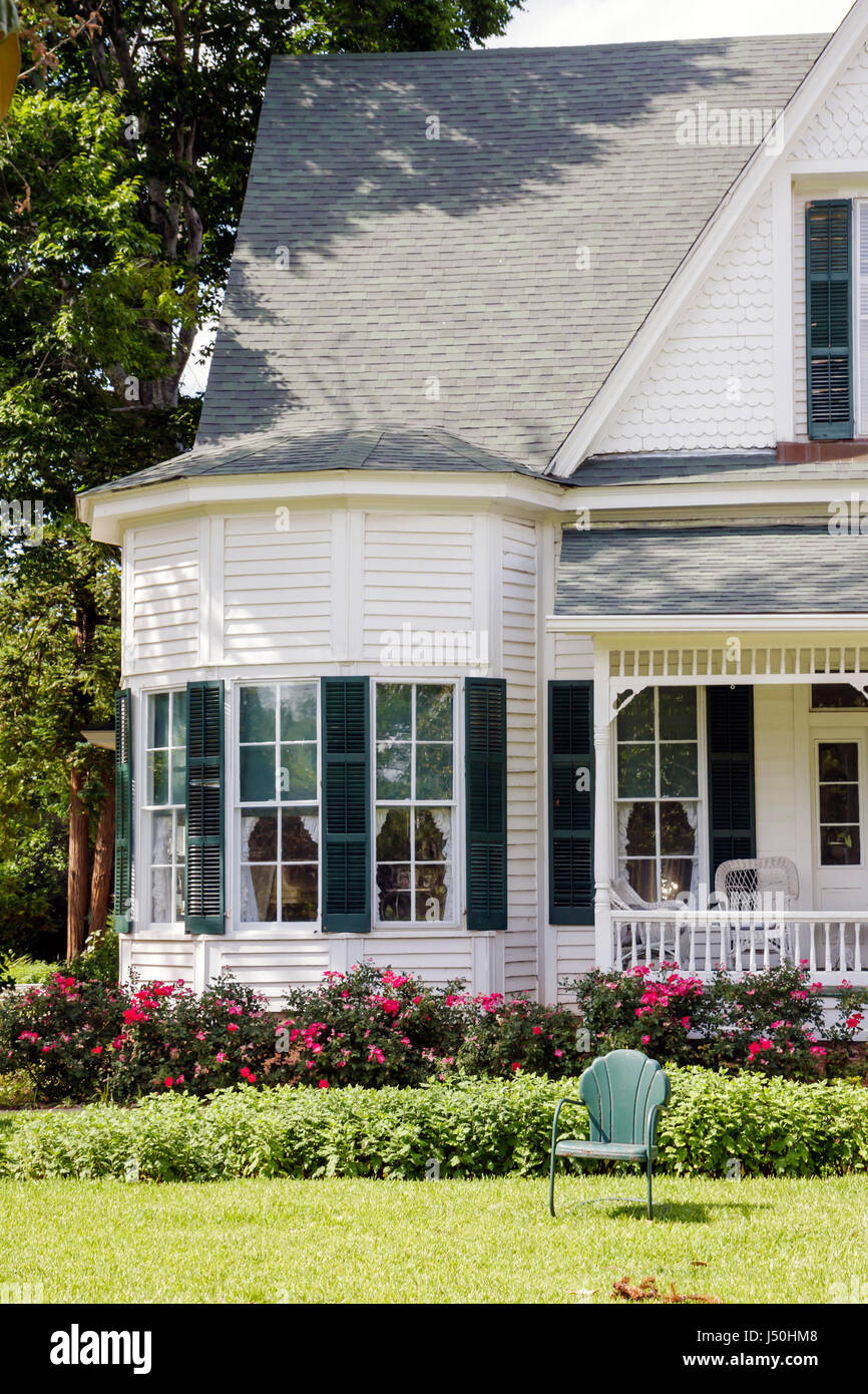 Monroeville Alabama, Pineville Road, case storiche, Stallworth casa, Regina Anne, colonne, portico avvolgente, torretta, tetto a tetto, cortile anteriore, alberi, sedia, v Foto Stock