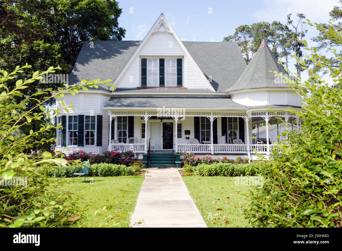 Monroeville Alabama, Pineville Road, case storiche, Stallworth casa, Regina Anne, colonne, portico avvolgente, torretta, tetto a tetto, cortile anteriore, albero, strada, sidewa Foto Stock
