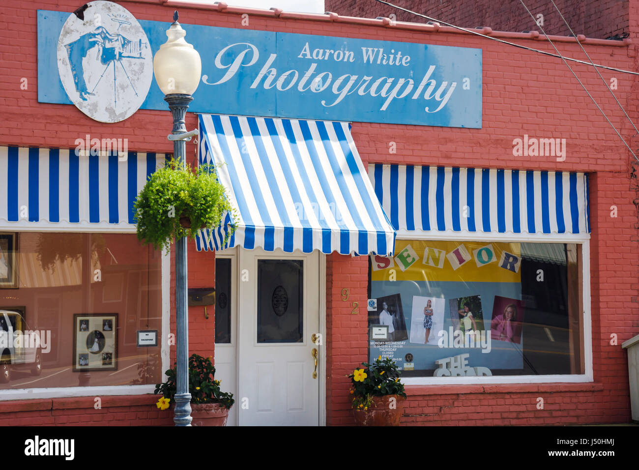 Monroeville Alabama, Pineville Road, piccola città d'affari, fotografia, proprietario, imprenditore, tende a strisce, blu, AL080515028 Foto Stock