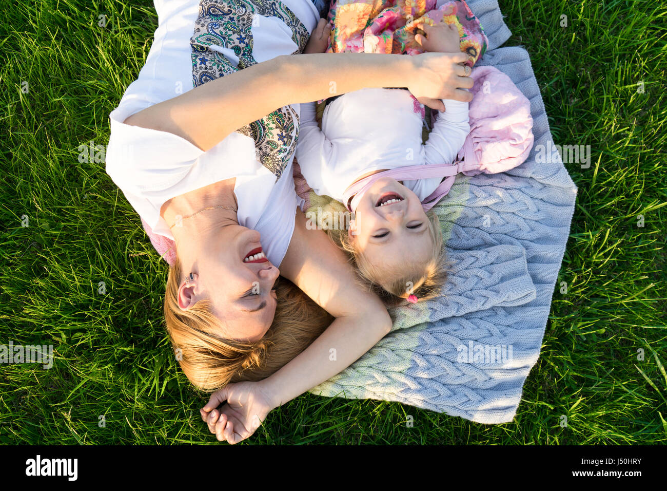 Felici i momenti in famiglia. Madre e figlia sorridente al parco Foto Stock