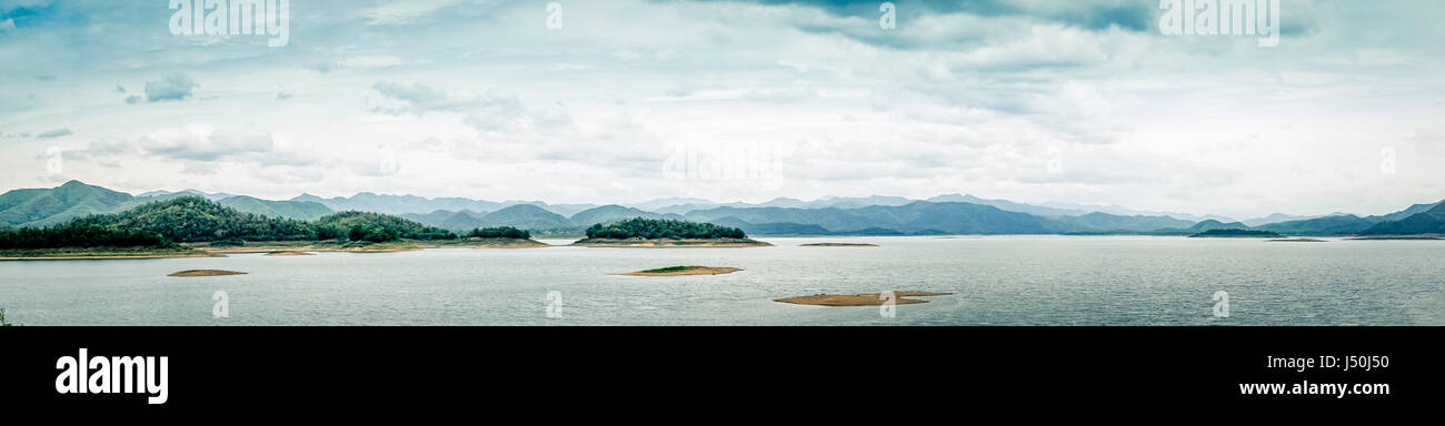 Panoramica vista lago a Kaeng Krachan Parco Nazionale della Thailandia Foto Stock
