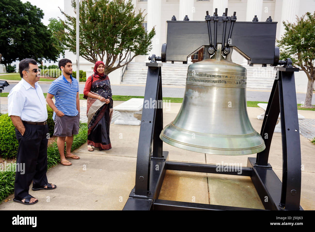 Alabama, Contea di Montgomery, Montgomery, palazzo del governo dello stato, replica Liberty Bell, famiglia asiatica genitori genitori figli bambini, musulmano, uomo ma Foto Stock