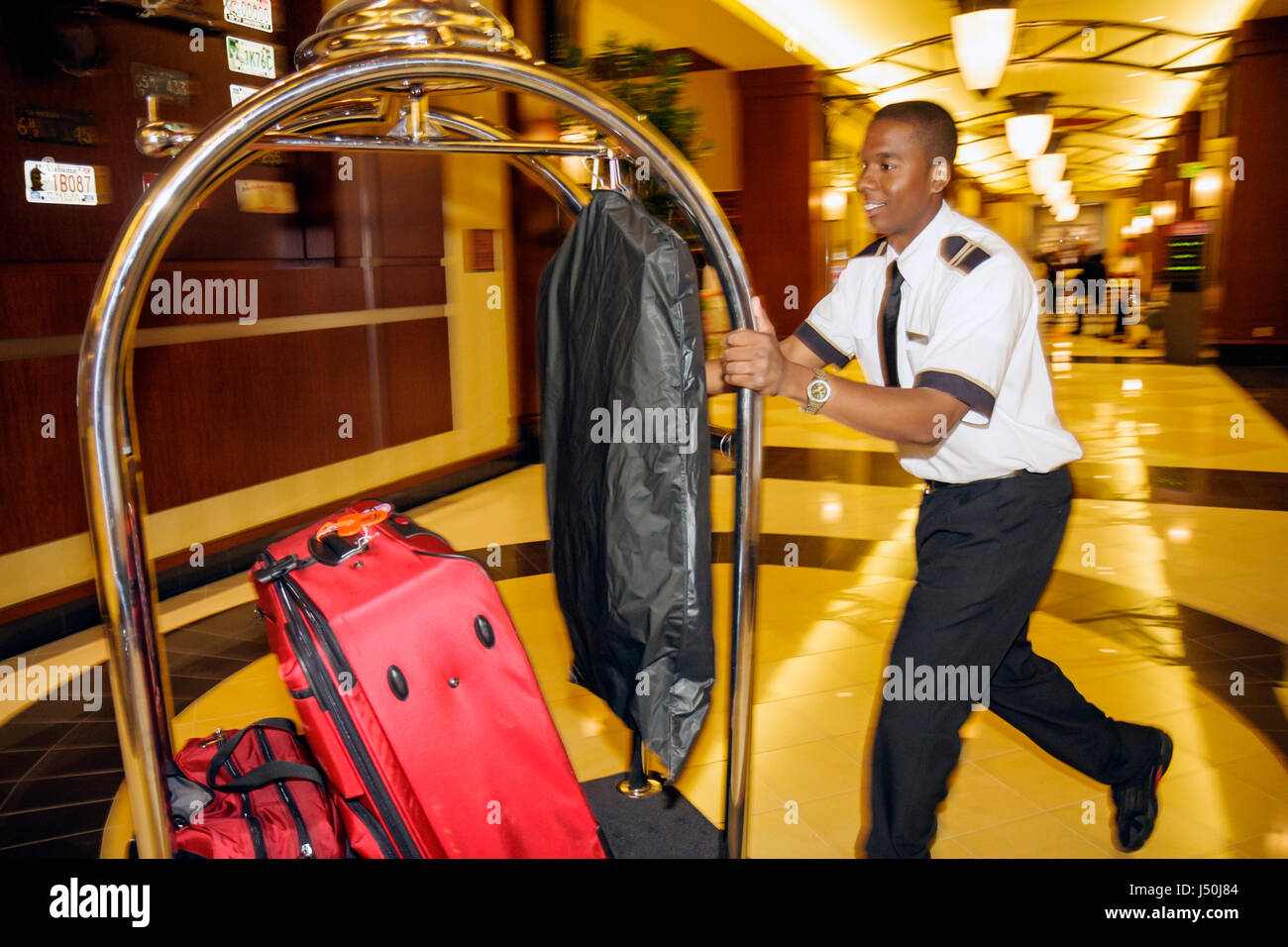 Alabama,Montgomery County,Montgomery,Renaissance,hotel,parcheggiatore,fattorino,uomo nero uomini maschio adulti,bagagli,cart valigia,lavoro,lavoro,assumere Foto Stock