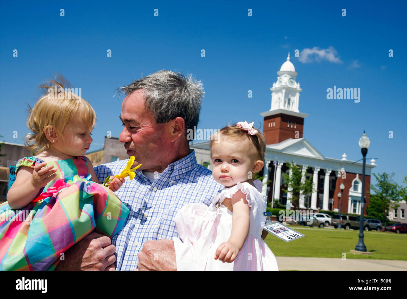 Alabama Lee County, Opelika, distretto storico, Lee County Courthouse 1896, uomo uomini maschio adulti, bambini piccoli bambini, ragazze, giovani giovani Foto Stock